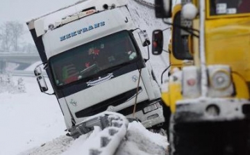 Több mint négyszáz jármű akadt el a hóban