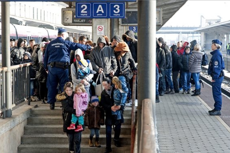 250 határsértőt szállítottak le egy vonatról Győrben - Fotók