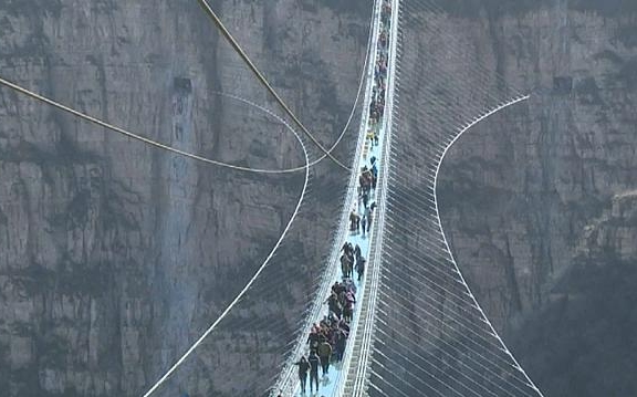 Üvegpadlós hidat adtak át 288 méter magasban