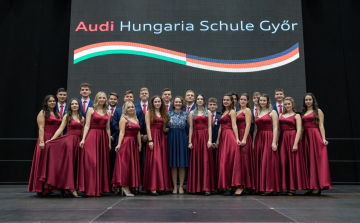 Hagyományos magyar szalagavatót tartottak az Audi iskolában