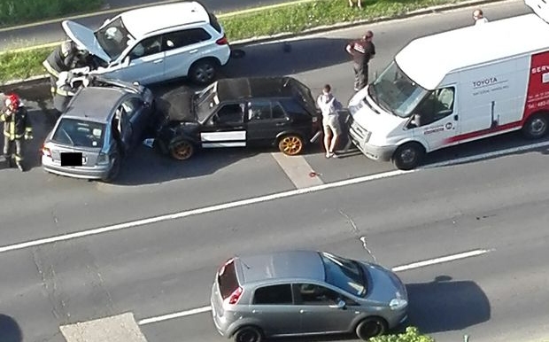 Baleset a Szigethy Attila úton- Három autó ütközött frontálisan