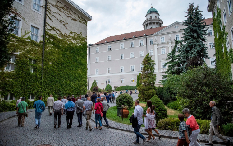 Program vasárnapra: bencés diákok mutatják meg a főapátságot