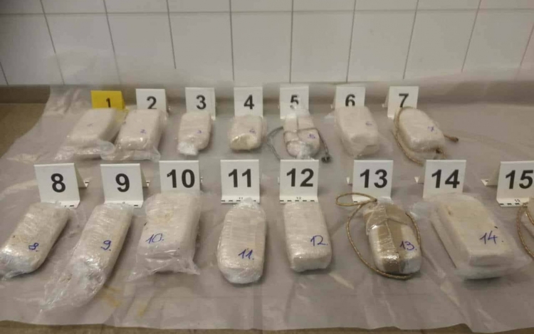 140 millió forintnyi heroint találtak a rendőrök Röszkén