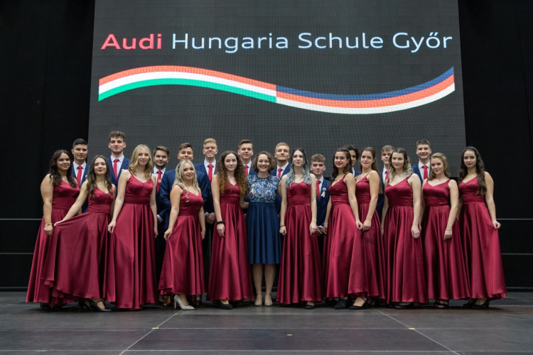 Hagyományos magyar szalagavatót tartottak az Audi iskolában