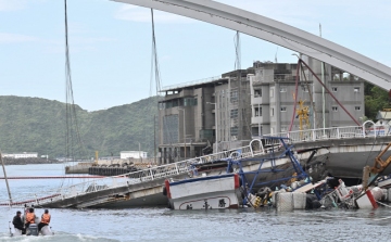 Hajókra zuhant egy híd és egy olajszállító Tajvanon, többen súlyosan megsérültek 