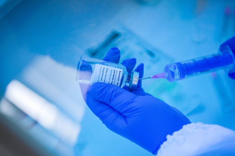 Étkezési utalványokkal ösztönzik az oltakozást Romániában