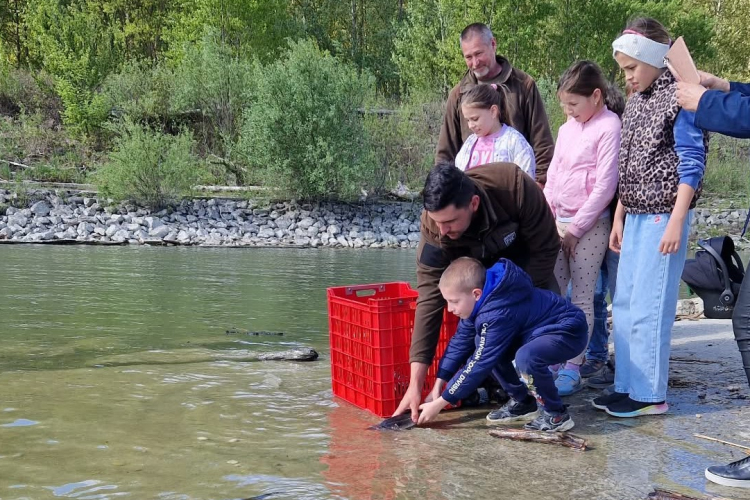 Kecsegetelepítés iskolásokkal
