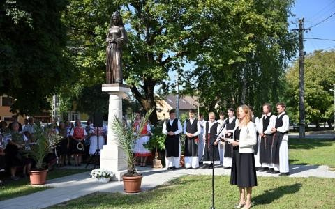 Szobrot állítottak szülőfalujában a hősi halált halt győri szerzetesnővérről