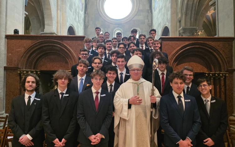  A főapát bérmáltatta a pannonhalmi bencés diákokat