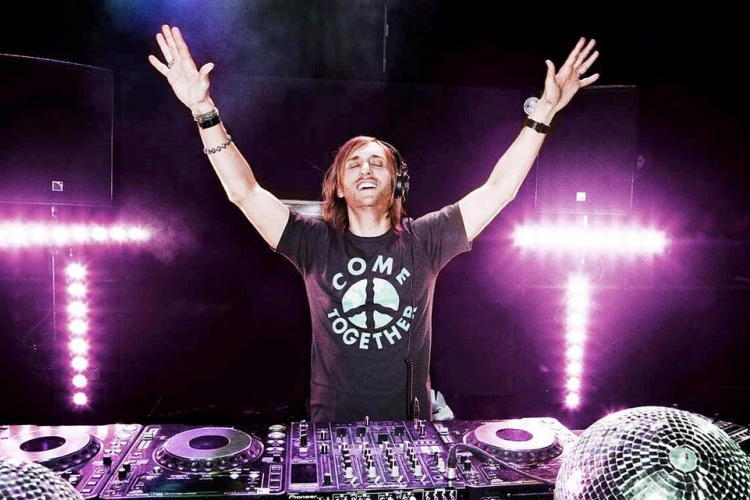 David Guetta és majd feleannyi idős barátnője odáig vannak egymásért és meg is mutatják