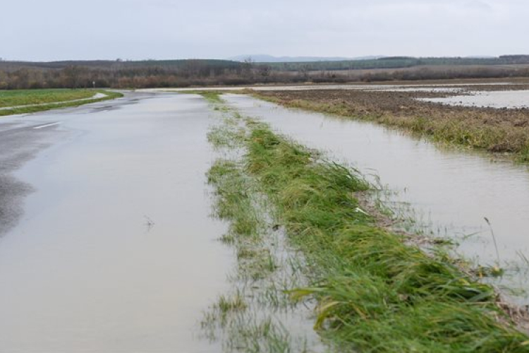 Árvíz - Mezőőrsön házakat veszélyeztet a víz