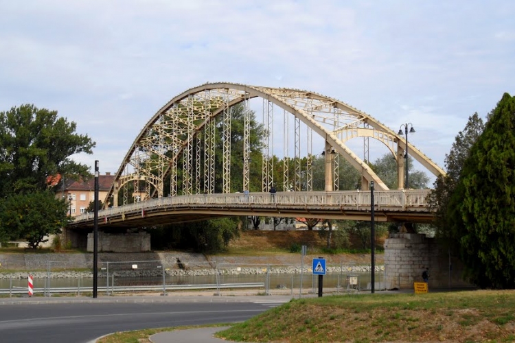 Lezárták a Kossuth híd alatti parkolót