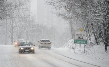 Lassú a közlekedés országszerte a havas utak miatt