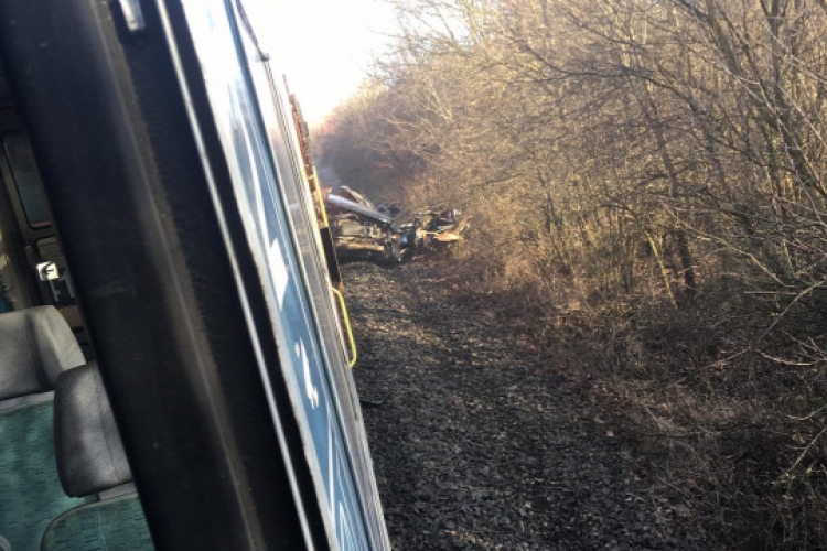 Halálos vonatbaleset Nagykanizsánál: Több kilométeren keresztül tolta maga előtt a terepjárót a vonat