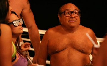 Danny DeVito élvezi a romlottságot