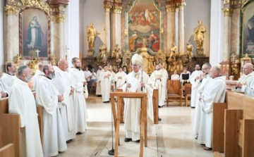 A Szent Mauríciusz Monostor önállóvá vált