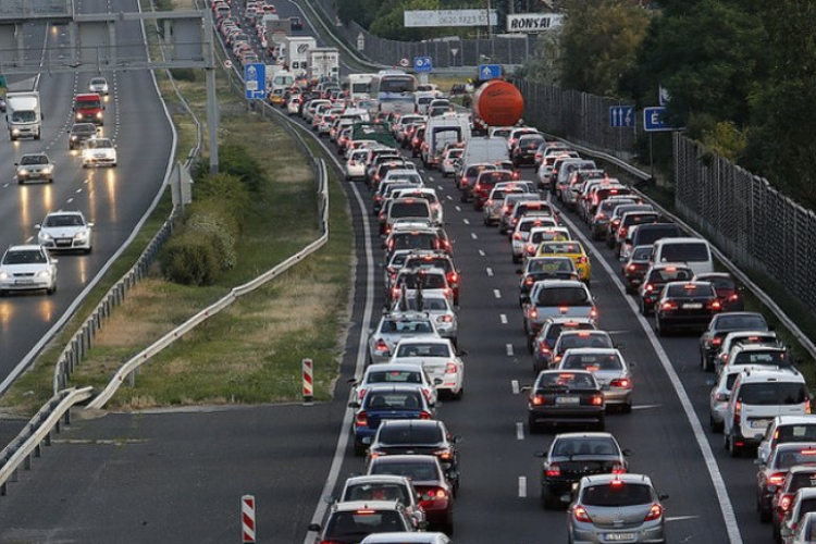 Balesetek, forgalmi káosz szerda reggel, az M1-esen egy kamion is felborult