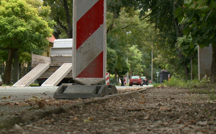 Ezért nem lehet parkolni a győri Március 15. utcában