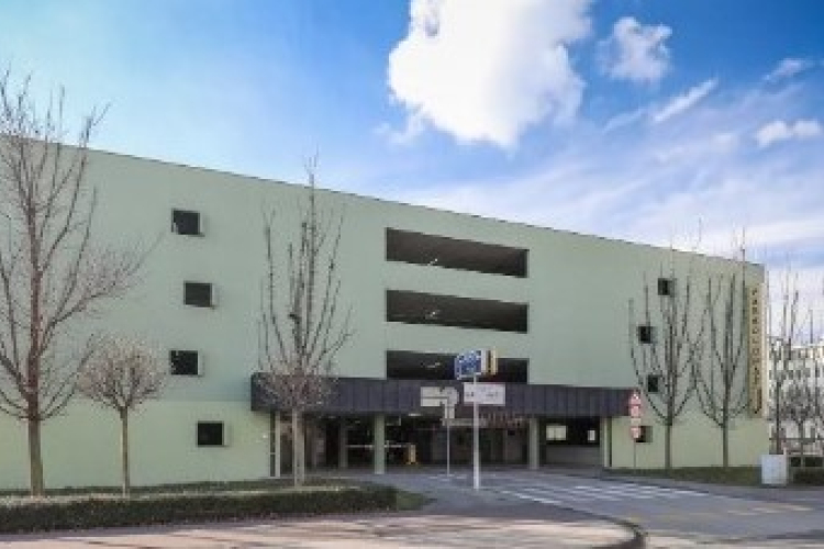 Takarítás a Révai parkolóházban