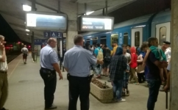 Csütörtök este is határsértőket szállítottak le Győrben egy vonatról