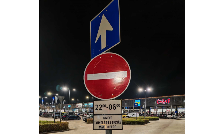 „Behajtani tilos!” táblát tettek ki a Dunacenternél