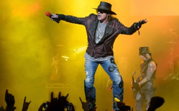 Axl Rose lett az AC/DC énekese