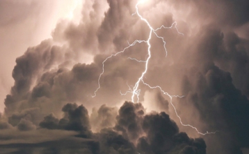 Felhőszakadásra, heves zivatarra figyelmeztetnek a meteorológusok