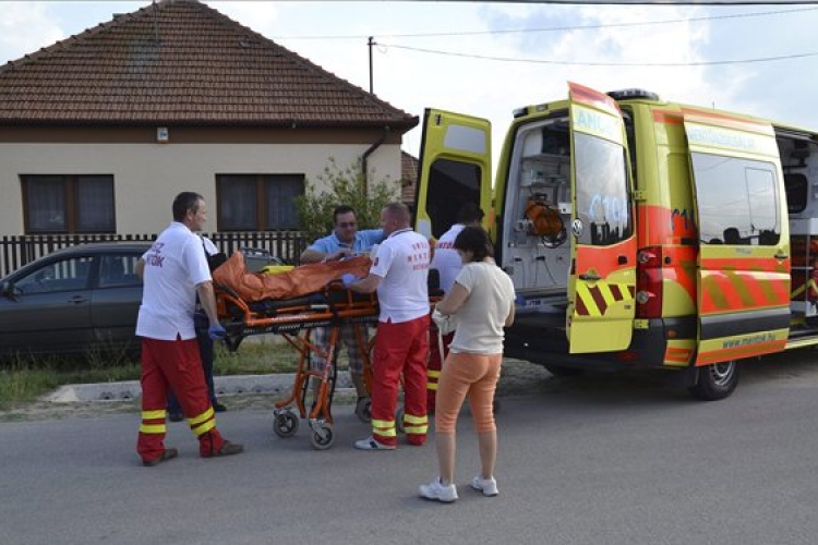 Elütötte kétéves kisfiát egy férfi tolatás közben 