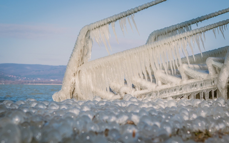 Ne menjünk a Balatonra korcsolyázni a hétvégén, nem elég vastag a jég