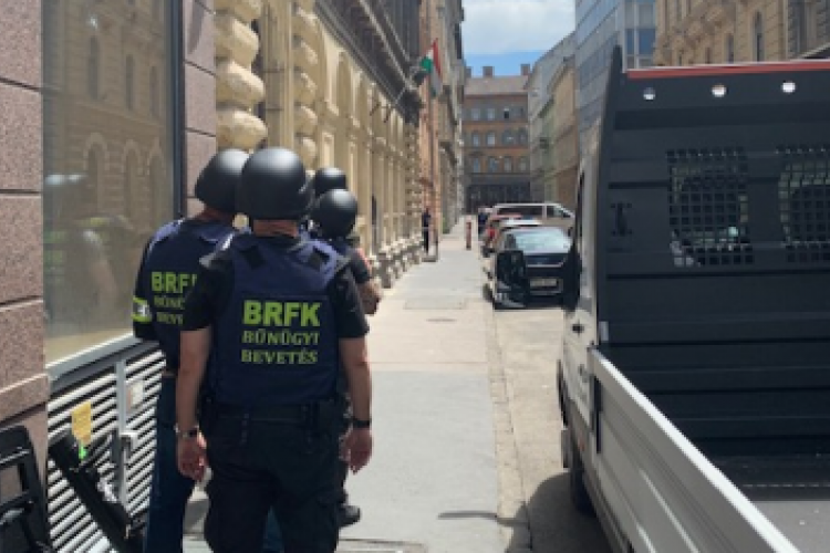 Gázpisztollyal fenyegetőzött egy férfi Budapest belvárosában  - VIDEÓ