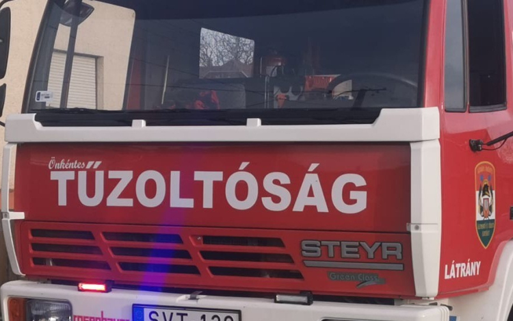 Vonultak a tűzoltók: gázolt a vonat és gázpalack robbant