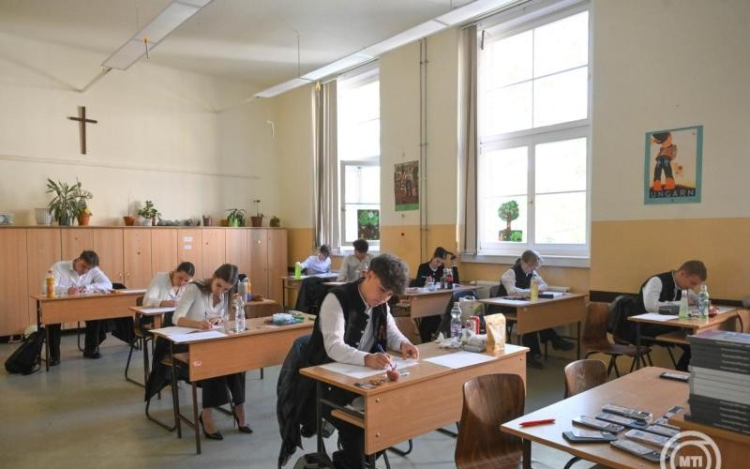 Ilyen volt az idei érettségi: könnyebb töri, nehezebb magyar és szinte változatlan matek