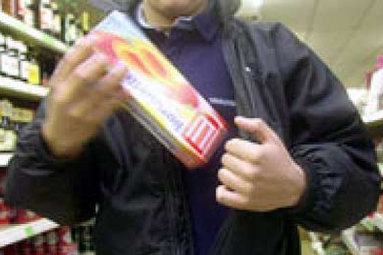 20 évesek loptak egy győri drogériából 