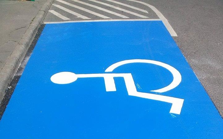 Kékre festik a mozgássérült belvárosi parkolókat