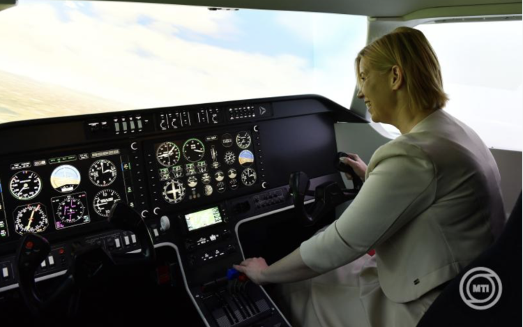 Repülőgép-szimulátort adtak át a Nyíregyházi Egyetemen