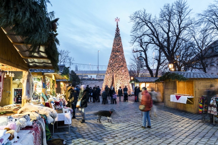 Magyar karácsonyfa-installációk a brit és az osztrák fővárosban