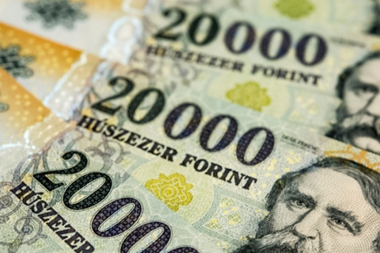 Gyengül a forint, emelkedik az olajár- és a gázár