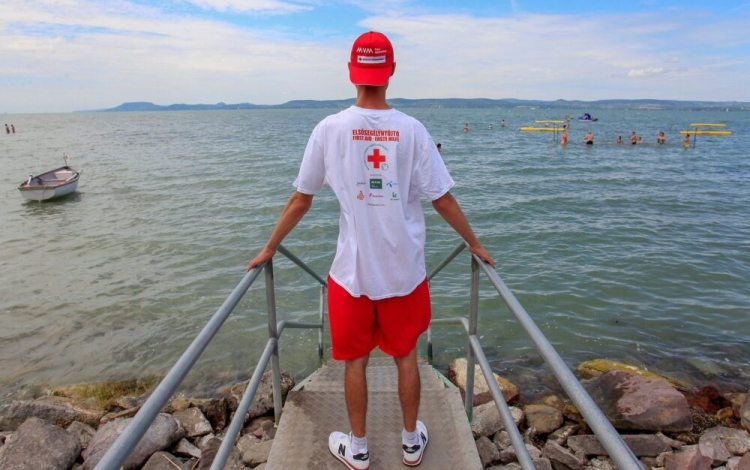 Fiatal önkéntesek jelentkezését várja a Vöröskereszt