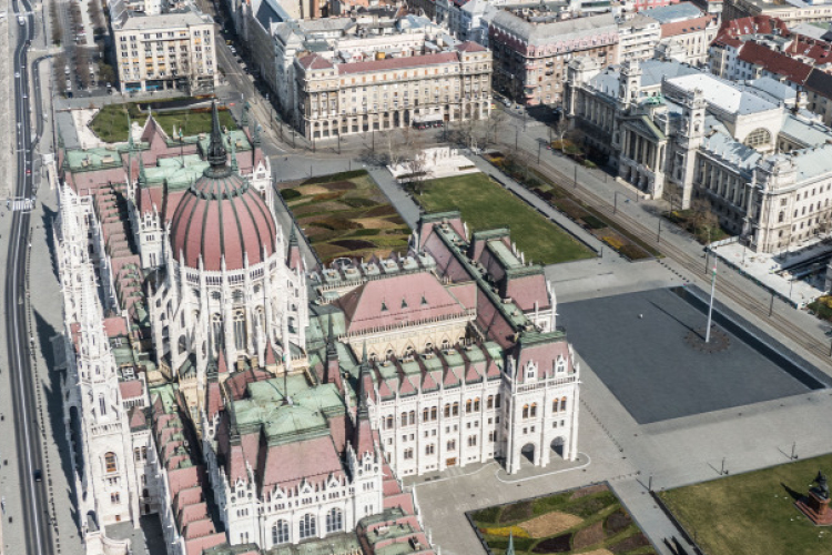Döntöttek! Elfogadta az Országgyűlés a koronavírus elleni védekezésről szóló törvényt