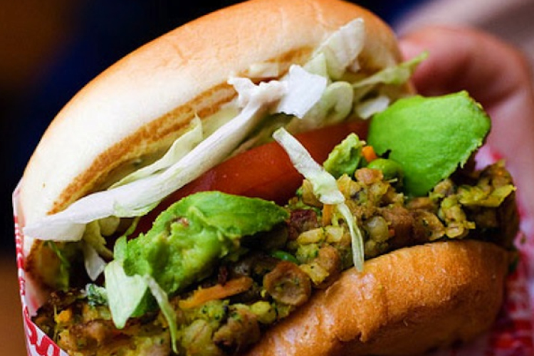 Hamarosan az éttermek étlapjain a növényből készült hamburger