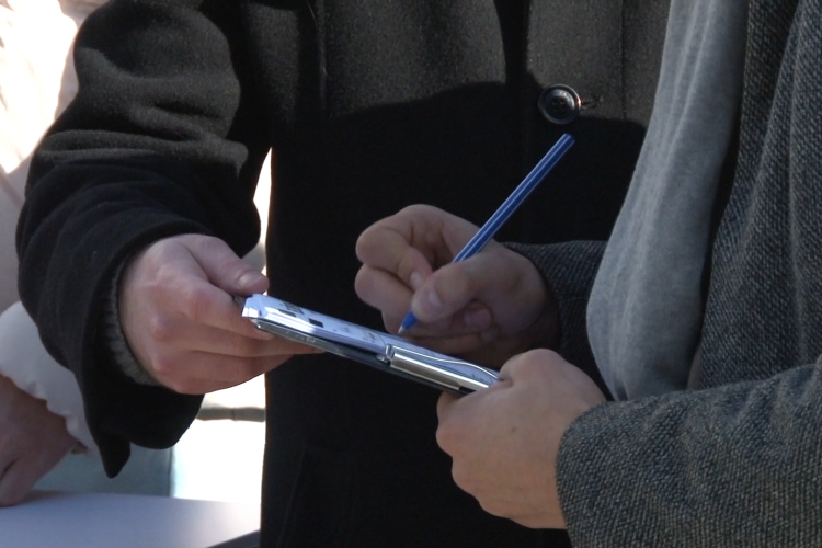 Folyamatosan gyűjtik az aláírásokat