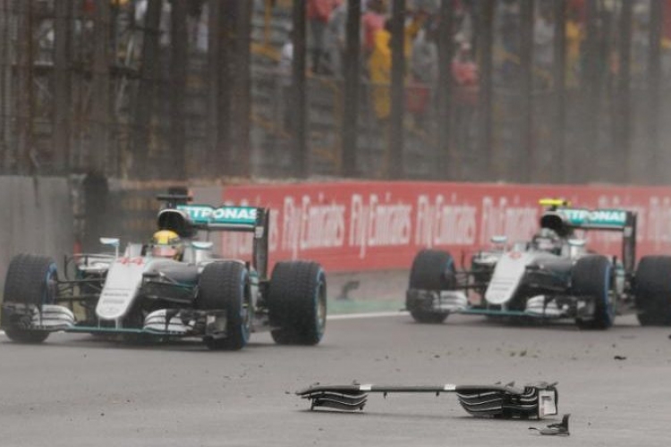 Brazil Nagydíj - Hamilton nyerte a kaotikus futamot, Rosberg második 