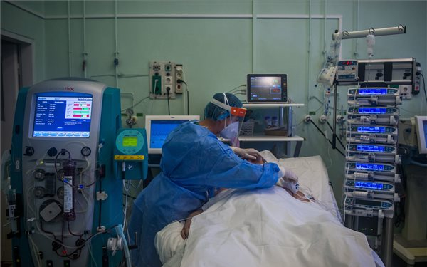 Meghalt egy beteg, 180 új fertőzöttet találtak Magyarországon