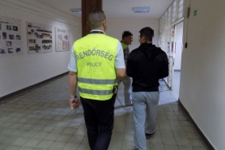 Rendőrkézen a győri késelő - képekkel, videóval