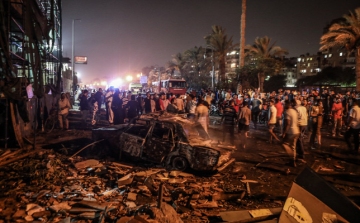 Autók robbantak fel Kairóban miután egy súlyos baleset történt, sok a halott, sokan megsérültek