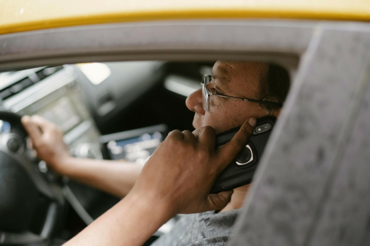 A vezetés közbeni telefonhasználatot ellenőrzi a rendőrség az utakon