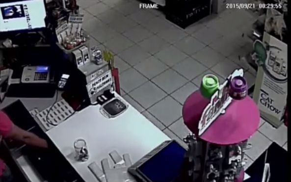 Kirámolták a pénztárgépet egy győri üzletben – Videó!