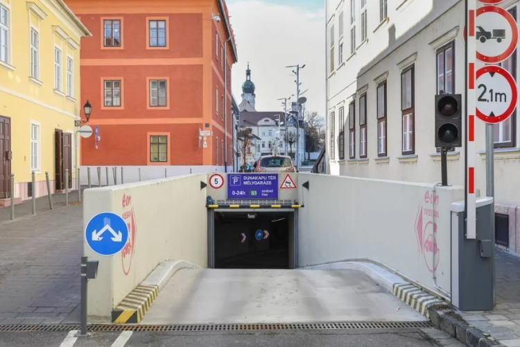Nyitva a Dunakapu mélygarázs