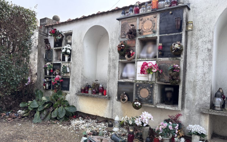 Rongálás a Révfalui temetőben