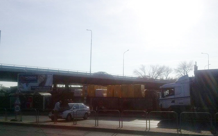 Kamion tolt el egy autót Győrben - egy sérült